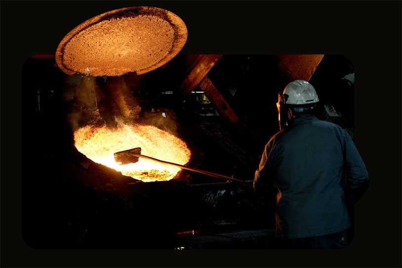 鑄鐵工匠製作LE CREUSET產品中