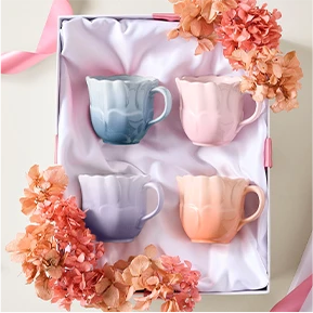 透過細膩浮雕設計，為餐桌注入輕盈而優雅的季節氛圍