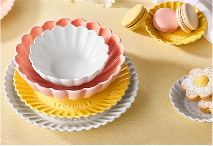 將櫻花與雛菊的柔美姿態融入鍋具與瓷器之中