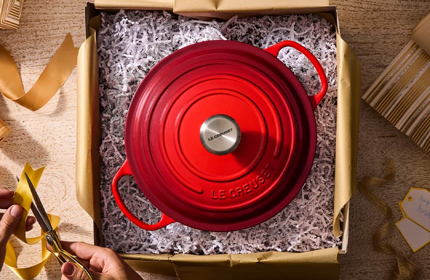 櫻桃紅琺瑯鑄鐵圓鍋，精緻贈盒包裝示意