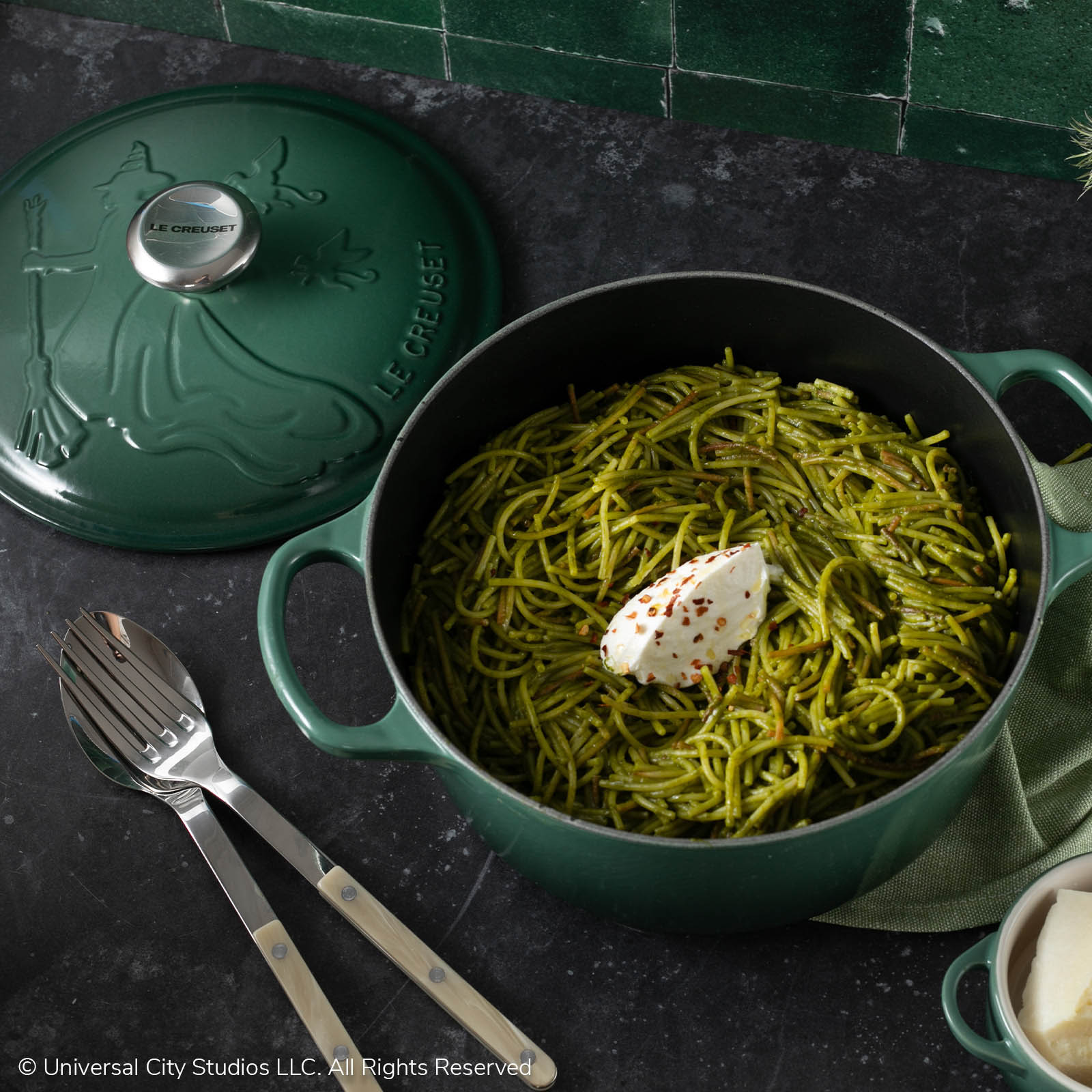 Signature Round Oven with Elphaba Relief image number 7