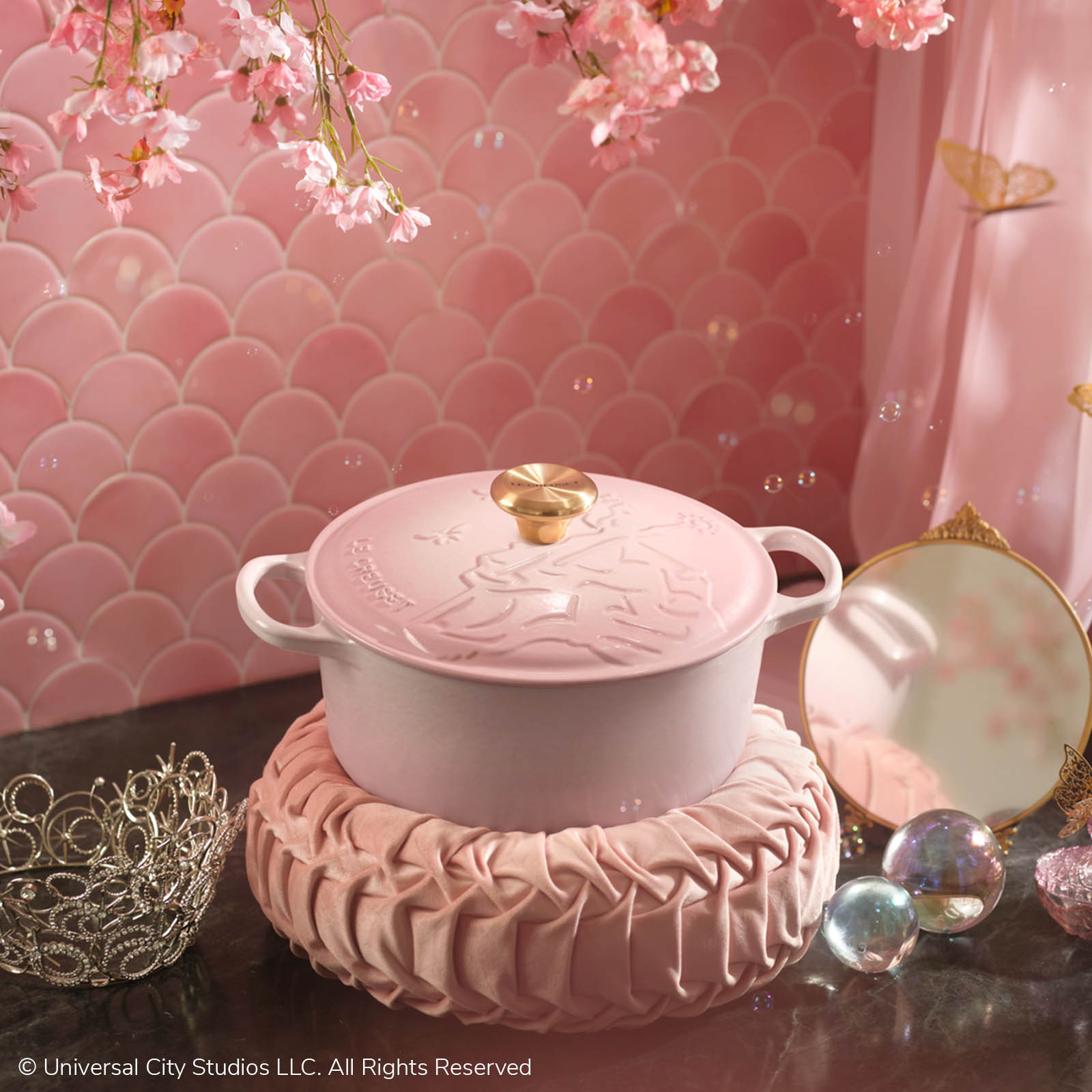 Signature Round Oven with Glinda Relief image number 6