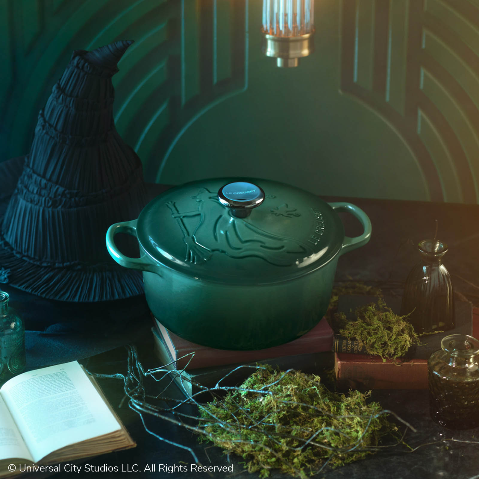 Signature Round Oven with Elphaba Relief image number 6