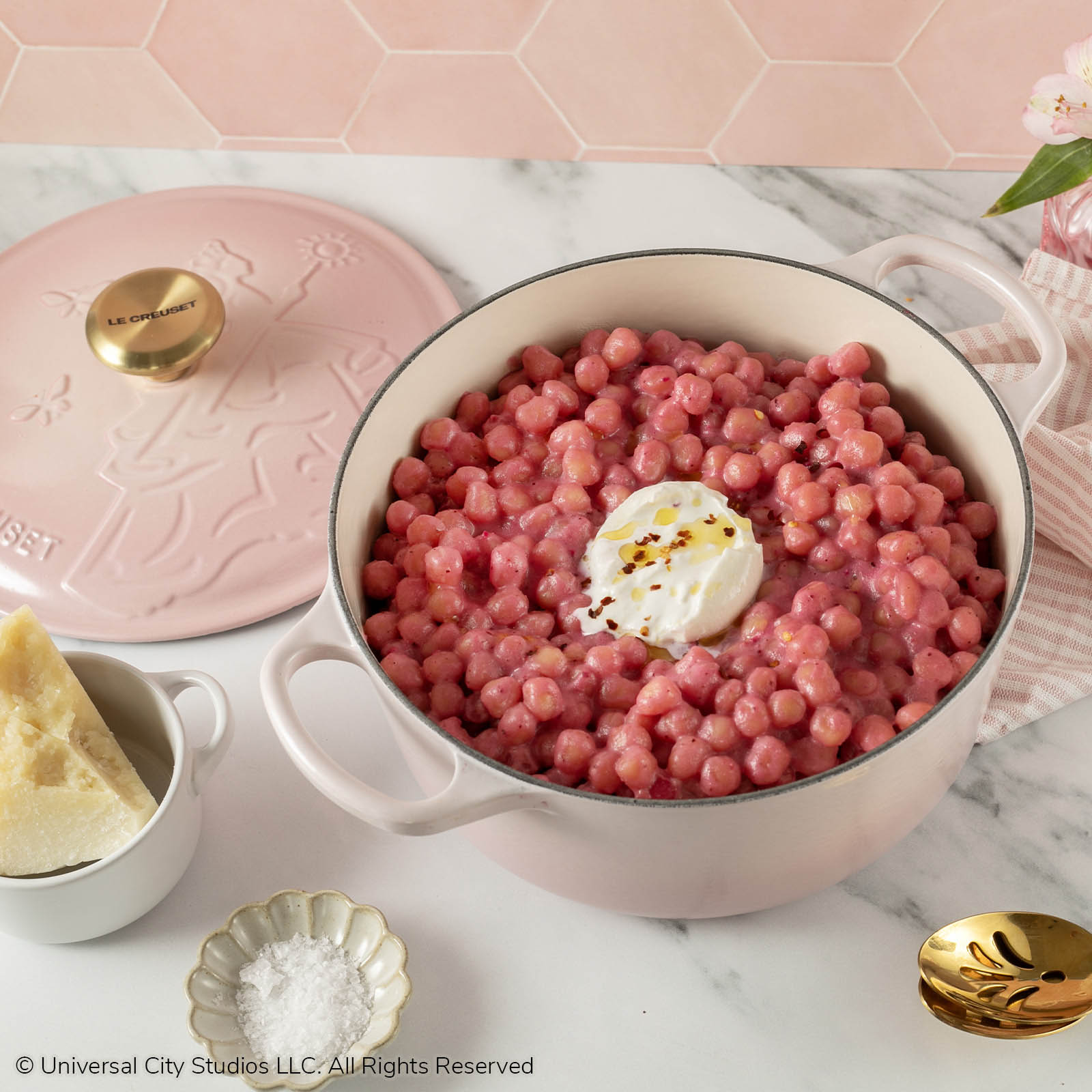 Signature Round Oven with Glinda Relief image number 7