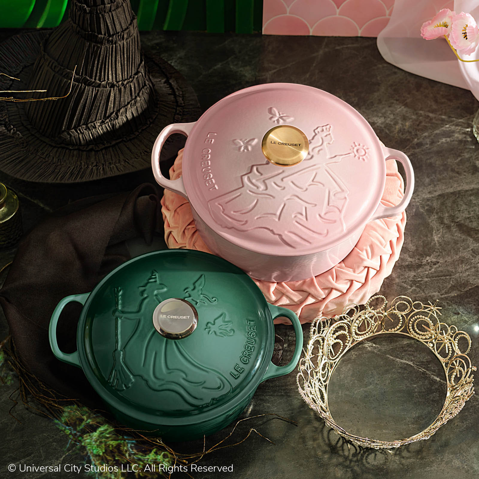 Signature Round Oven with Glinda Relief image number 5